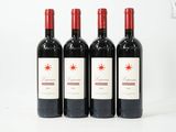 trois bouteilles de vin rouge sont alignées sur une surface blanche