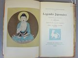 un livre ouvert sur lequel figure l'image d'un Bouddha