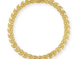 un bracelet en or orné de feuilles sur fond blanc