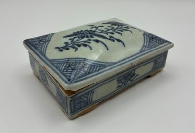 une petite boîte bleue et blanche ornée d'un motif