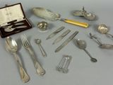 beaucoup d'argenterie sur une table avec un coffret