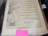 un vieux livre posé sur une table, sur lequel est collé un post-it rose