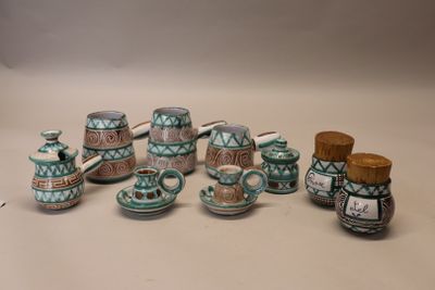 de nombreux types de poteries sur la table