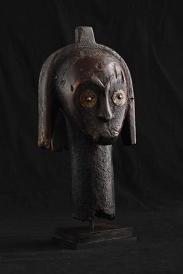 une image représentant une sculpture représentant une tête de femme sur fond noir