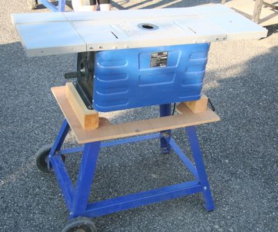 une glacière bleue posée sur une table bleue