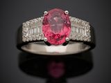 une bague en tourmaline rose et diamant