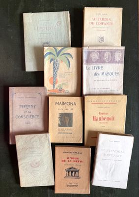 plusieurs livres posés ensemble sur une table
