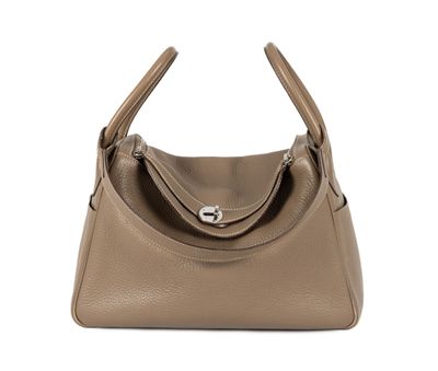 un sac à main en cuir marron sur fond blanc
