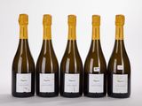 quatre bouteilles de vin sont alignées