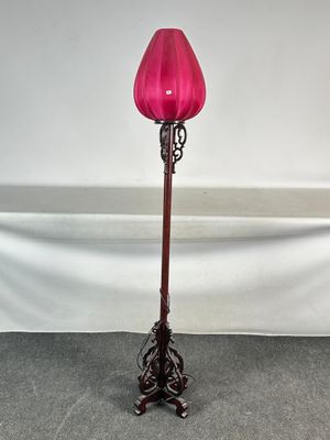 lampe sur pied en verre rose, avec un socle en bois et un pied en métal