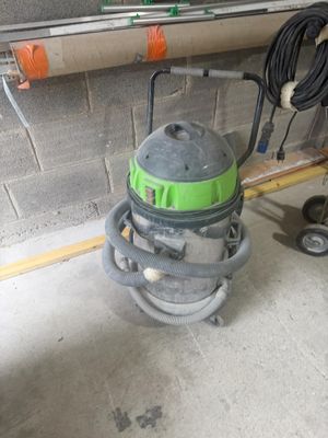 une photo d'un sèche-linge mouillé dans un garage