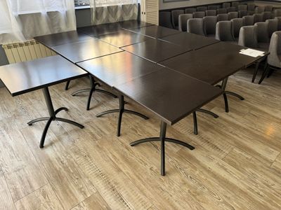 une table et des chaises dans une pièce avec une grande fenêtre