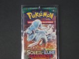 La carte à collectionner Pokémon est posée sur une table avec un fond noir.