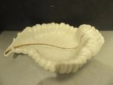 un bol blanc orné d'un motif en forme de feuille