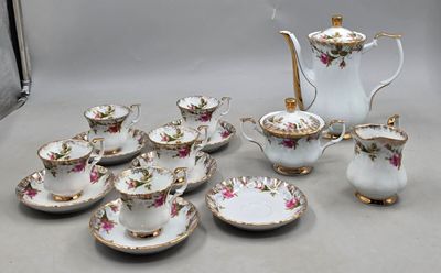 un grand nombre de tasses et de soucoupes posées sur une table