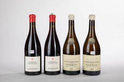 trois bouteilles de vin sont posées côte à côte sur une surface blanche