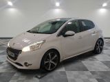 la voiture blanche est garée dans le garage sur un sol en damier