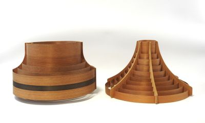 deux morceaux de bois posés sur une surface blanche