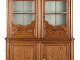 un vaisselier en bois avec des portes vitrées et des tiroirs