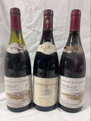 trois bouteilles de vin sont alignées sur une table