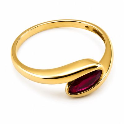 gros plan d'une bague en or avec une pierre rouge