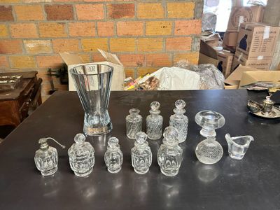 beaucoup d'objets en verre sur la table