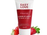 un gros plan sur un tube de crème orné de fraises, sur fond blanc