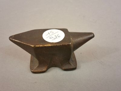 Petite enclume en fonte. Dim : 4x9,5x4cm.