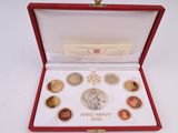 une image représentant une boîte rouge contenant une collection de pièces d'argent et d'or