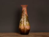 un vase posé sur une table devant un mur