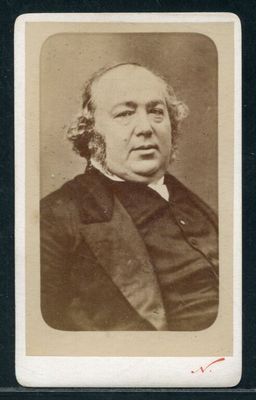 une vieille photo en noir et blanc d'un homme en costume-cravate