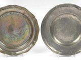 paire de plats anciens en métal argenté sur socles