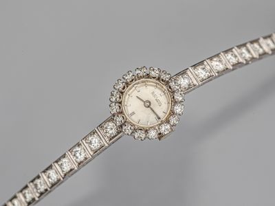 une montre de femme sertie de diamants, montée sur un bracelet