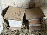 deux cartons posés l'un à côté de l'autre par terre