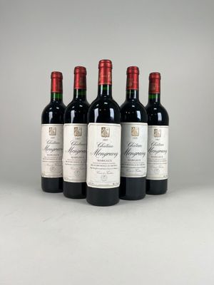 quatre bouteilles de vin rouge sont alignées sur une table