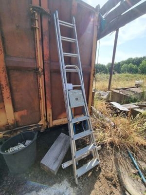 une échelle appuyée contre le flanc d'un wagon