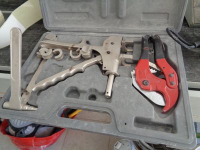 un jeu d'outils dans une mallette, comprenant une clé et une pince
