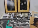 Plusieurs photos encadrées de femmes noires et blanches sont posées sur une table