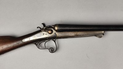 un fusil avec un canon en bois et une poignée en bois