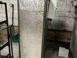 une photo d'une pièce dans laquelle se trouve un réfrigérateur