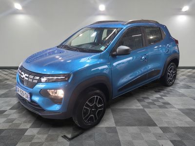 une voiture bleue garée dans une pièce au sol en damier