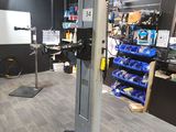une machine qui se trouve dans une pièce avec de nombreux outils