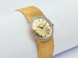 une photo d'une montre-bracelet pour femme avec un bracelet en cuir jaune