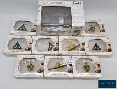 il y a beaucoup de figurines Harry Potter dans la boîte