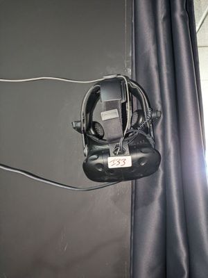 un téléphone portable branché sur une prise murale