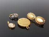 trois boucles dorées et argentées sur un fond noir avec des reflets