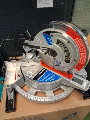 une scie circulaire posée sur une boîte dans un magasin