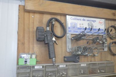 un mur sur lequel sont accrochés de nombreux outils différents