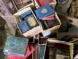 des boîtes de livres sont empilées dans une pièce