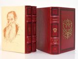 deux livres posés côte à côte sur une table